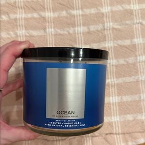 Bath & body works ocean scented candle